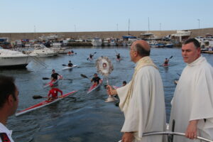 Accoglienza al Porto dell'Arenella da parte della confraternita di S. Antonino, dei giovani canottieri e dei fedeli tutti.